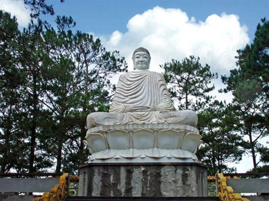 Pho tượng Phật Thích Ca đang tọa thiền trên đài sen